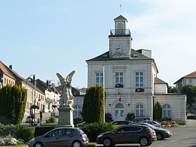 Fruges- mairie et monument aux morts